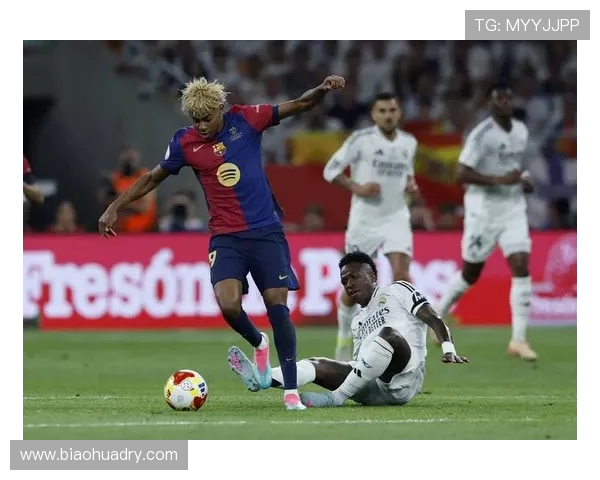 妮基妮可再度送亚马尔训练并亲签球迷现场热情互动 妮基妮可再度送亚马尔训练并亲签球迷现场热情互动